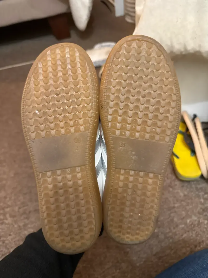 Zapatillas blancas con detalles grises - 5