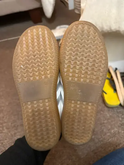 Zapatillas blancas con detalles grises - miniatura 5