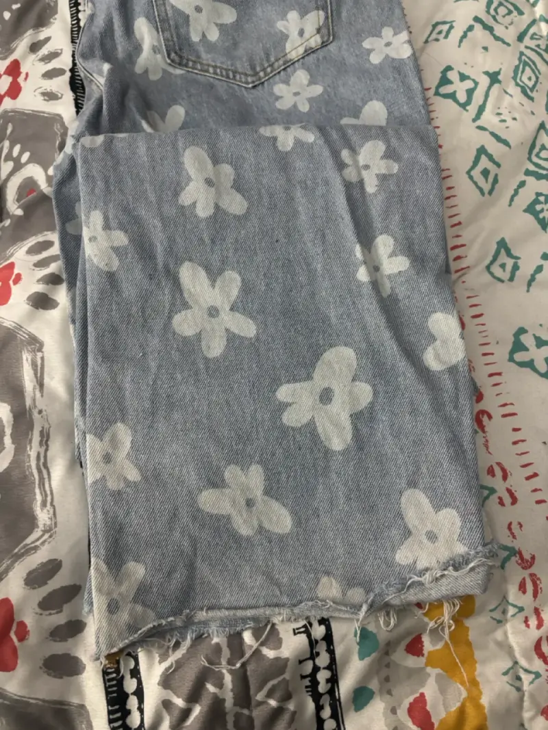 Jeans celestes con flores blancas y cargo - 1