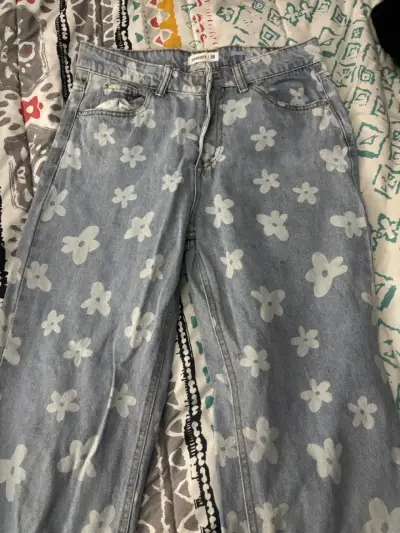 Jeans celestes con flores blancas y cargo - miniatura 2