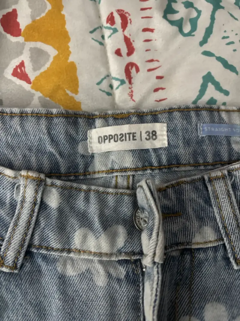 Jeans celestes con flores blancas y cargo - 3