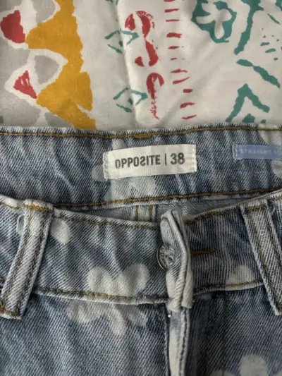 Jeans celestes con flores blancas y cargo - miniatura 3