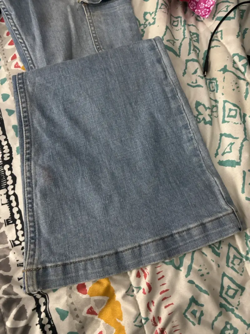 Jeans celestes con flores blancas y cargo - 4