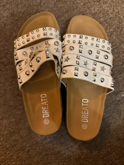 Sandalias blancas con tachas - miniatura 1