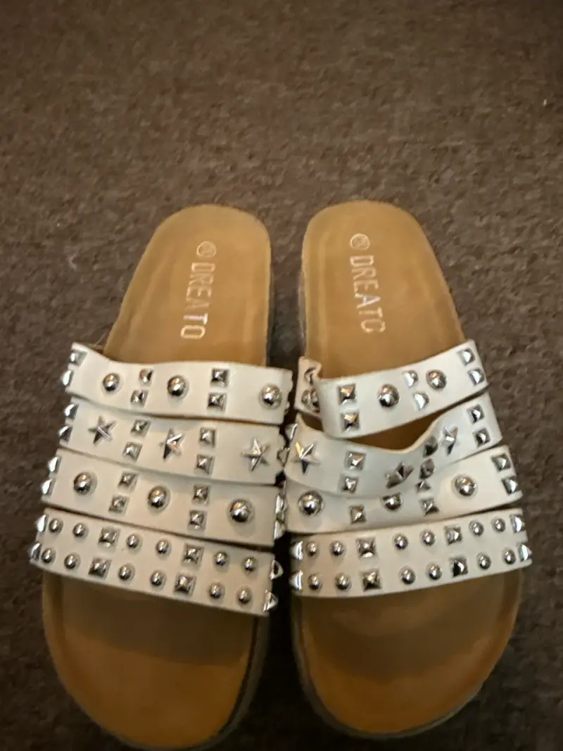 Sandalias blancas con tachas - 3