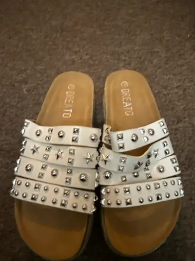 Sandalias blancas con tachas - miniatura 3