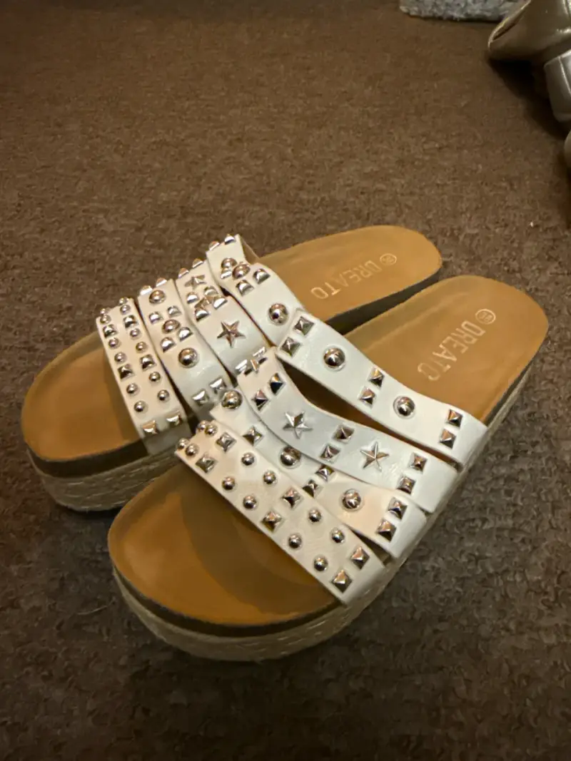 Sandalias blancas con tachas - 4