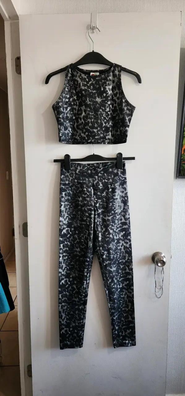 Conjunto deportivo estampado gris - 1