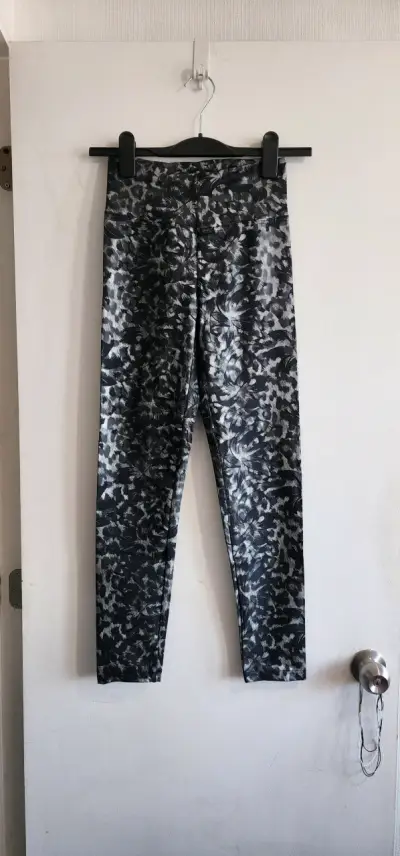 Conjunto deportivo estampado gris - miniatura 3