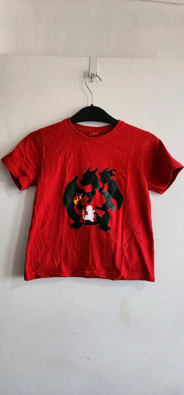 Polera roja con diseño gráfico