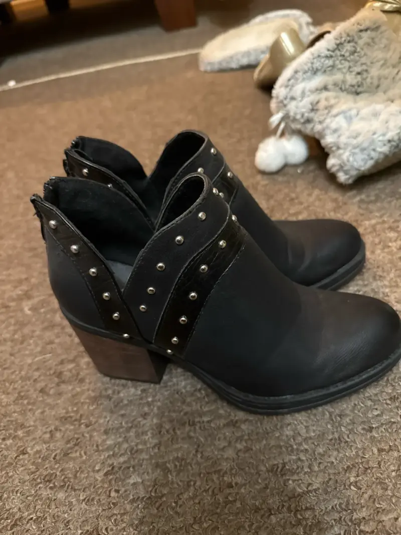 Botines negros con tachuelas