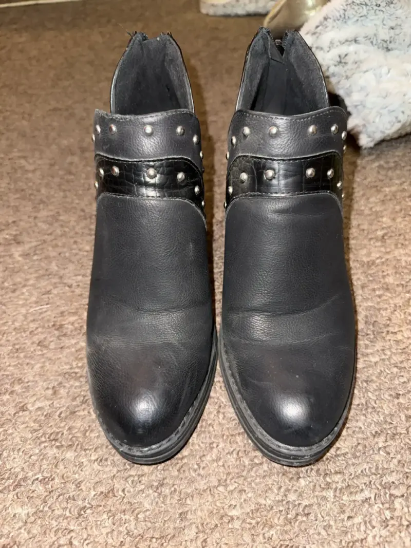 Botines negros con tachuelas - 2