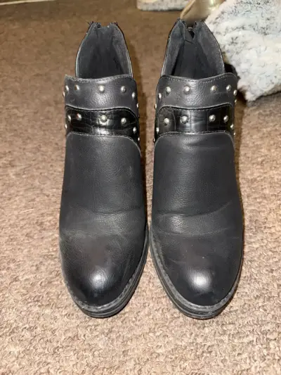 Botines negros con tachuelas - miniatura 2