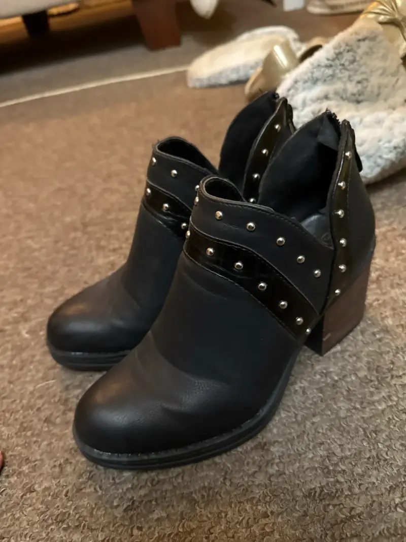 Botines negros con tachuelas - 3