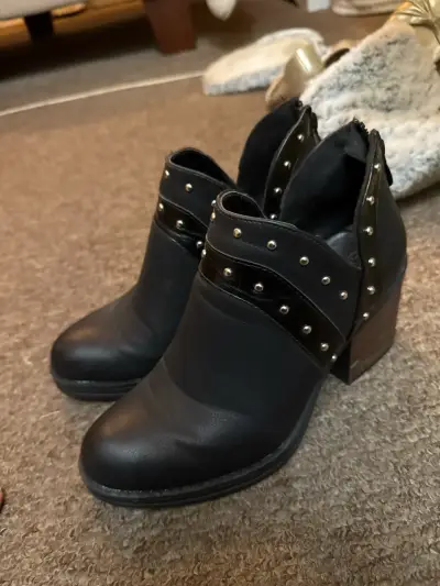 Botines negros con tachuelas - miniatura 3