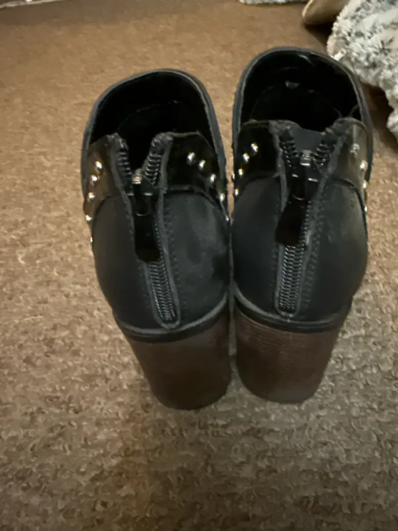 Botines negros con tachuelas - 4