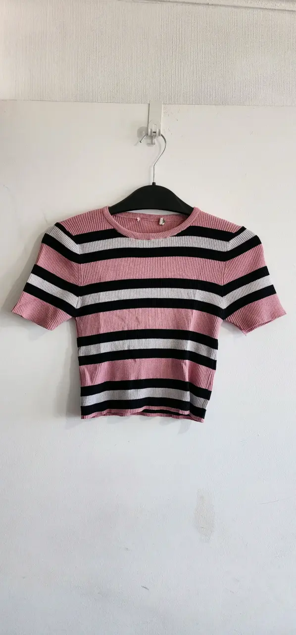 Polera rayada rosa y negra