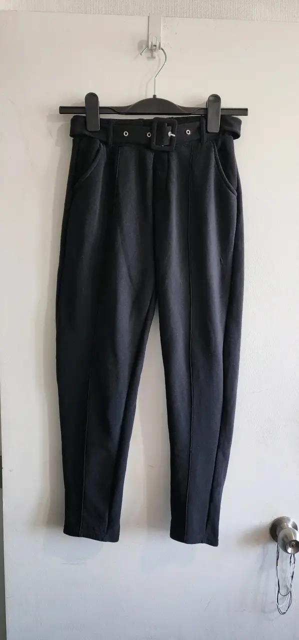 Pantalón negro con cinturón con polar