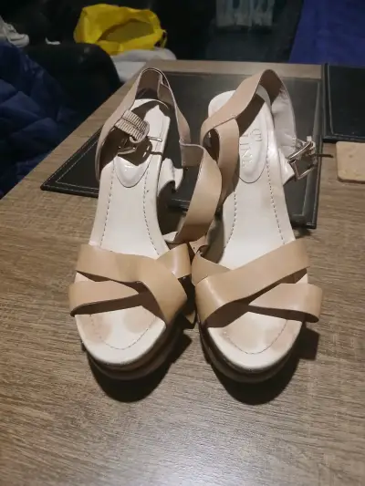 Sandalias beige con tacón - miniatura 1