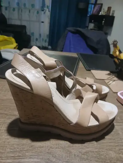 Sandalias beige con tacón - miniatura 2