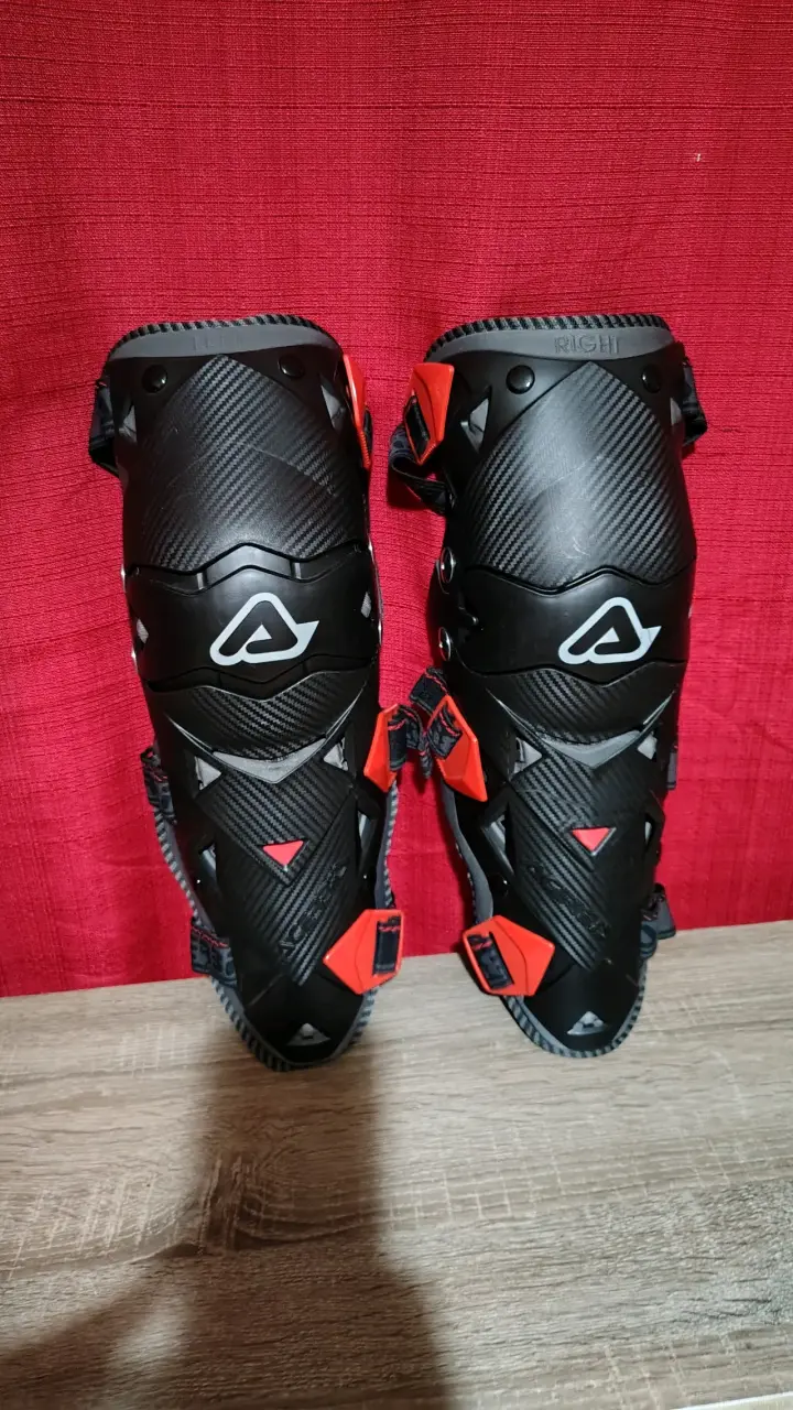 Rodilleras de motocross negras con rojas - 1