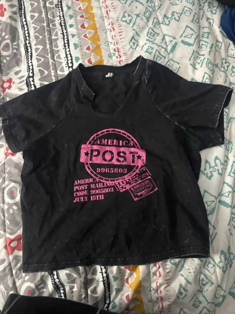 Polera negra diseño estampado - 1