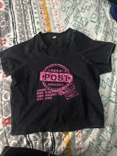 Polera negra diseño estampado - miniatura 1
