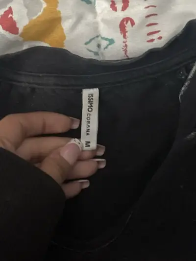 Polera negra diseño estampado - miniatura 2
