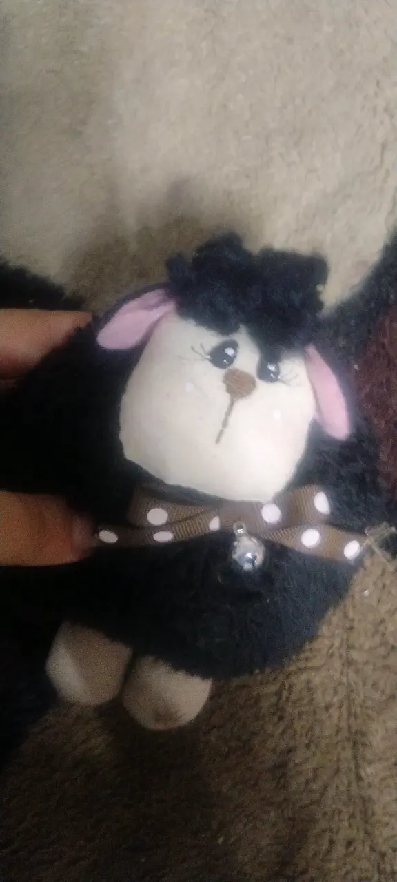 Peluche de oveja negra