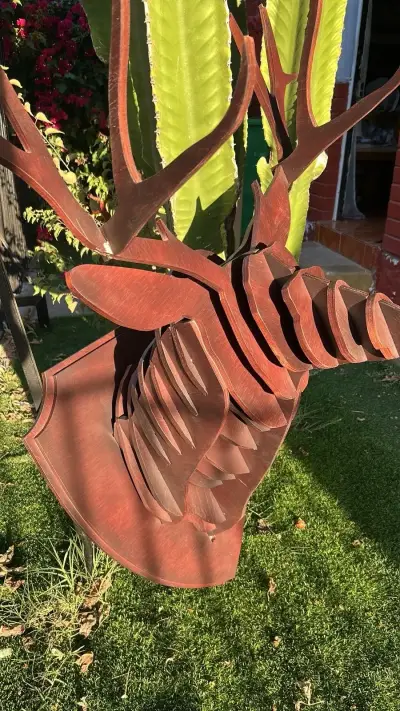 Cabeza de ciervo decorativa de madera - miniatura 3