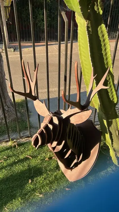 Cabeza de ciervo decorativa de madera - miniatura 4