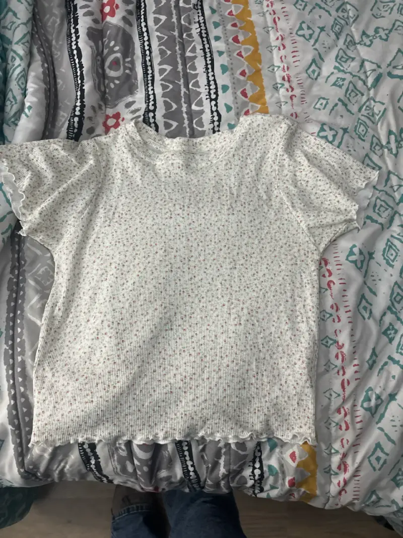 Polera blanca con estampado floral - 1