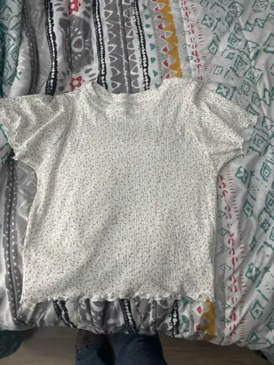 Polera blanca con estampado floral - miniatura 1