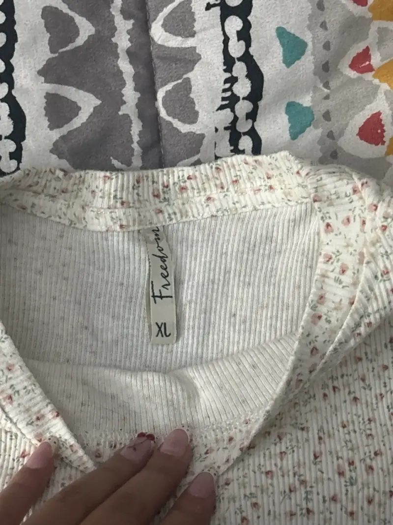 Polera blanca con estampado floral - 2