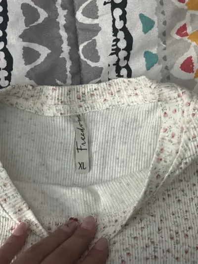 Polera blanca con estampado floral - miniatura 2