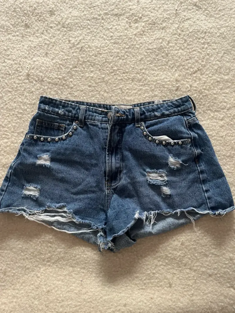 Shorts de mezclilla con tachas
