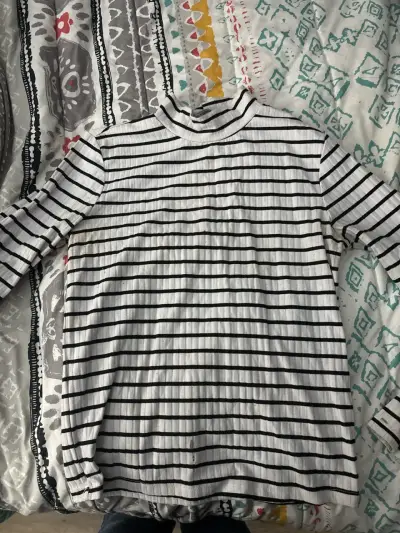 Polera blanca con rayas negras - miniatura 1
