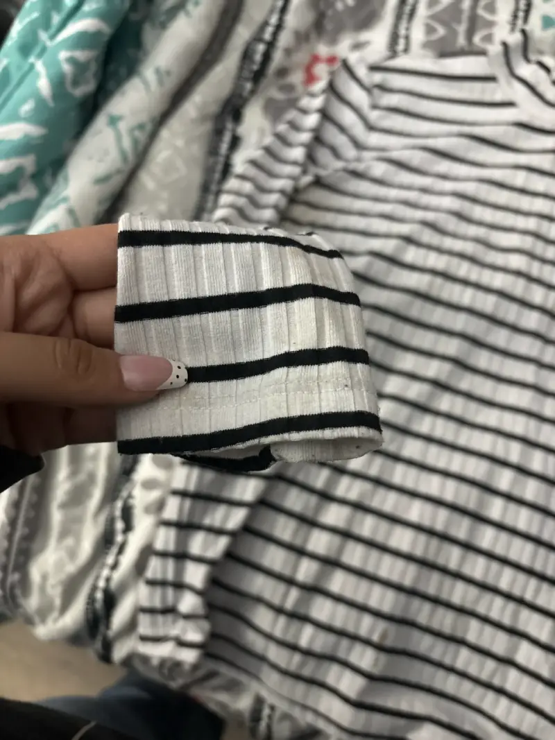 Polera blanca con rayas negras - 2