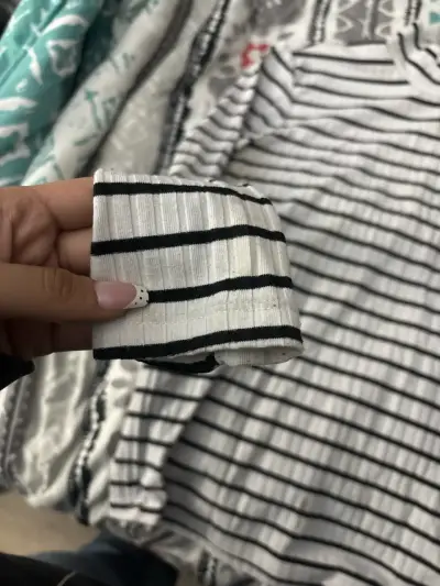 Polera blanca con rayas negras - miniatura 2