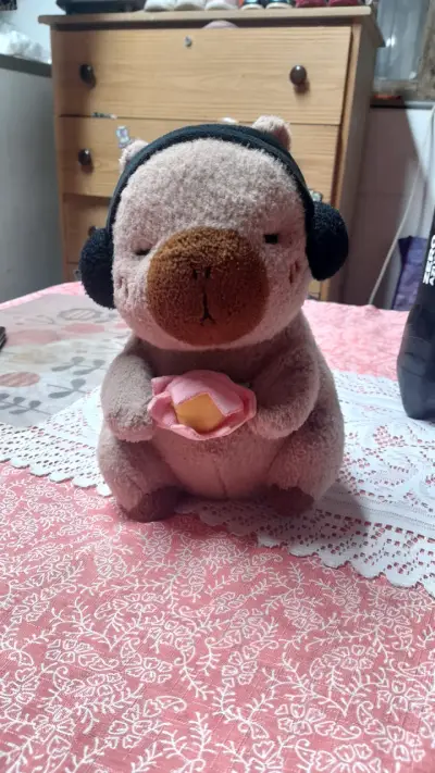 Peluche capibara con audífonos - miniatura 1