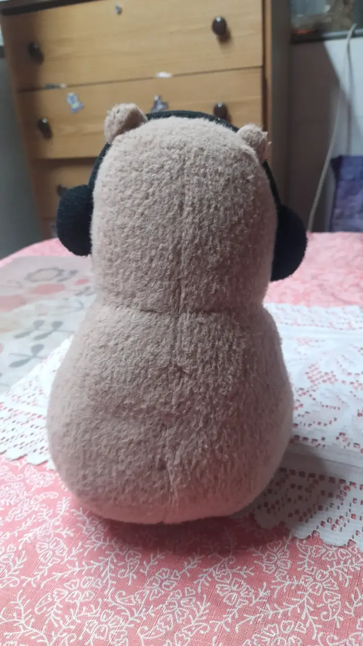 Peluche capibara con audífonos - 2