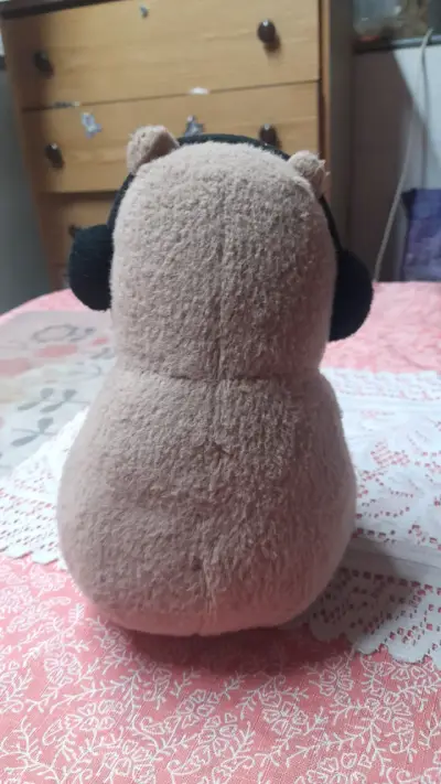 Peluche capibara con audífonos - miniatura 2