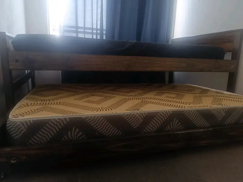 Camarote de madera con colchones - 3