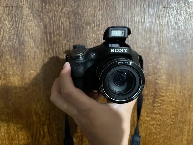 Cámara Sony Cyber-Shot H300 con accesorios - 3