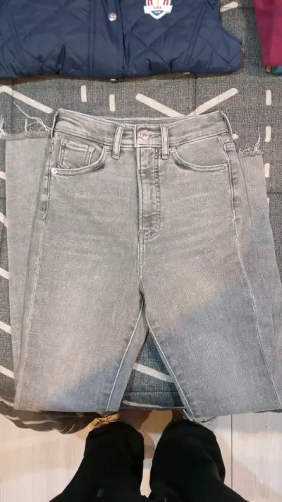 Jeans gris desgastados - miniatura 1