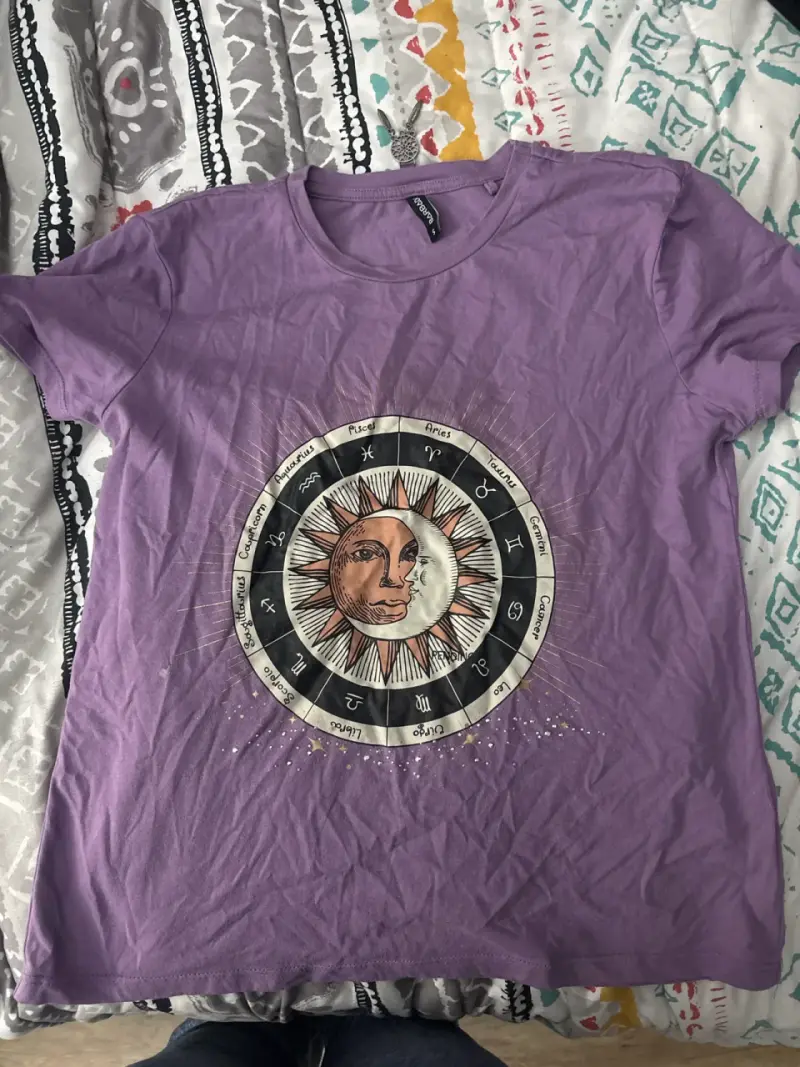 Polera morada con diseño astral - 1