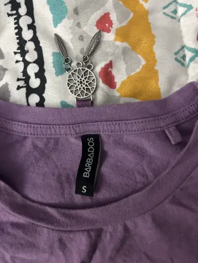 Polera morada con diseño astral - miniatura 2