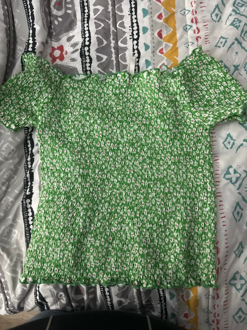 Top verde con diseño floral - 1