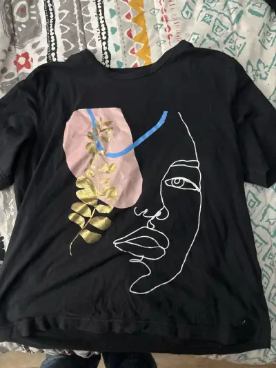Polera negra con diseño artístico - miniatura 1