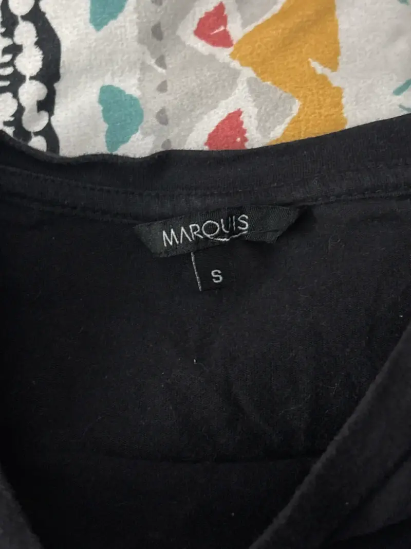 Polera negra con diseño artístico - 2